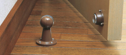 Magnetisk dørholder. Dørstopper MI, MBR holder døren i åpen posisjon, av SUGATSUNE / Lampe (Japan) - Bilde 4